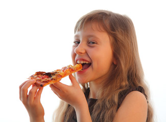 Mädchen isst Pizza