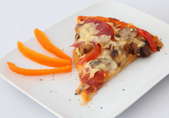 Pizza auf dem Teller