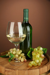 Fototapeta na wymiar Skład butelki wina, kieliszek białego wina, moszczu