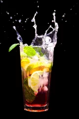 Türaufkleber Spritzender Mojito-Cocktail auf Schwarz © Oleksandr Dibrova