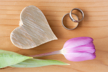 ringe, herz und tulpe