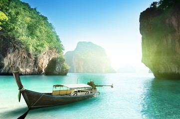 Fototapeta na wymiar łodzi na małej wyspie w Tajlandii