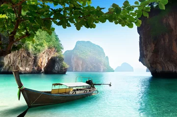 Fotobehang Tropisch strand boot op klein eiland in Thailand