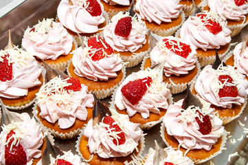 Фруктовые пирожные с кремом