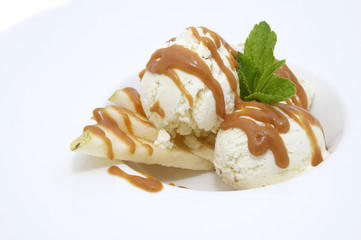 Ванильное мороженое под карамелью
