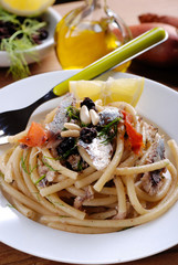 maccheroni con alici, uvetta e pinoli
