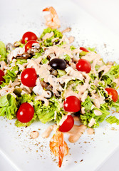 Salad with shrimp and tomatos