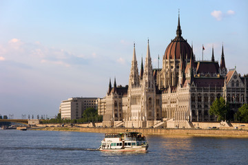 Fototapeta premium Budynek parlamentu węgierskiego w Budapeszcie