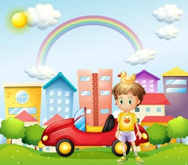 Papier Peint photo Arc en ciel Un jeune garçon avec un canard en caoutchouc et sa voiture devant le haut