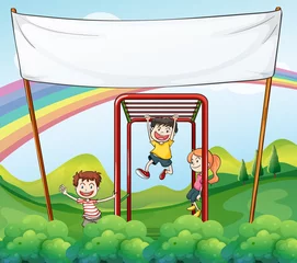 Poster Im Rahmen Drei Kinder spielen in der Nähe des leeren Banners © GraphicsRF