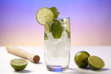 Mineralwasser mit Limetten