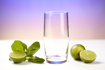 Longdrinkglas mit Limetten und Minze