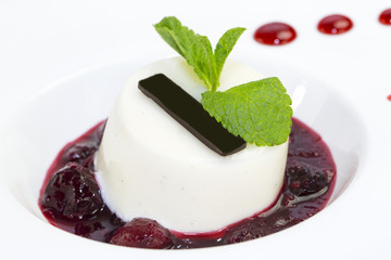 Ванильный десерт с шоколадом и вишневым сиропом