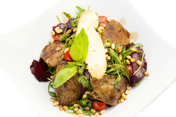 Салат из печени кролика и овощей