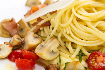 Спагетти с грибами и овощами