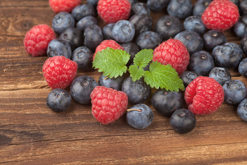 Blaubeeren mit Himbeeren auf Holz II