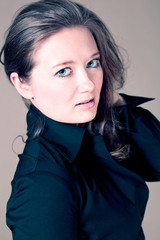 frau im schwarz
