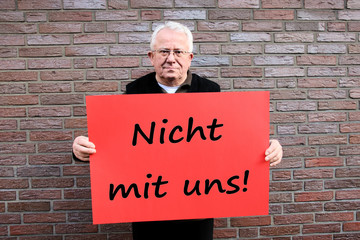 senior mit schild: nicht mit uns