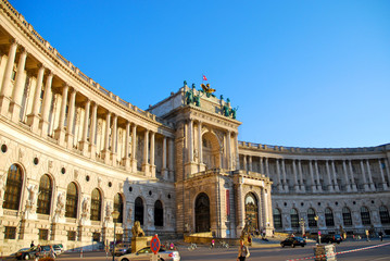 Fototapeta na wymiar Hofburg Neue Burg sekcja, widziana z Heldenplatz, Wiedeń