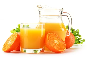 Foto op Plexiglas Samenstelling met glas en kruik sinaasappelsap geïsoleerd op wit © monticellllo