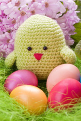 selbstgemachtest Küken mit Blumen und Ostereiern