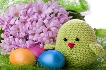 selbstgemachtest Küken mit Blumen und Ostereiern