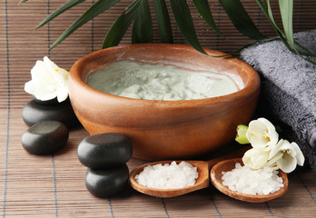 Composition with cosmetic clay for spa treatments,