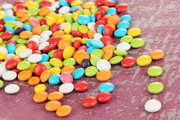 Fototapeta na wymiar Kolorowe cukierki na jasnym tle