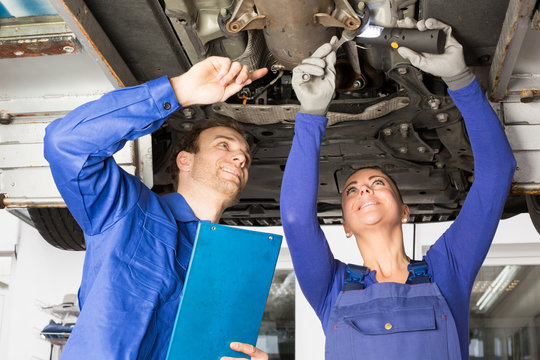 Zwei Mechaniker reparieren ein Auto