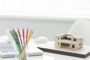 家の模型と色鉛筆