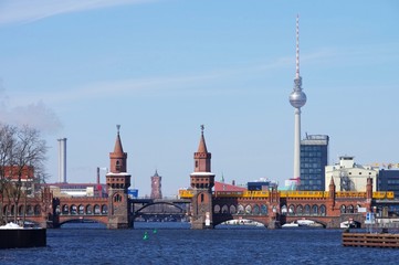 Fototapeta na wymiar Berlin wieża telewizyjna i Oberbaumbruecke 01