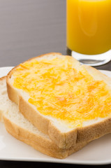 食パンにマーマレードジャム