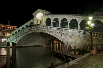 Fototapeta na wymiar Most Rialto w nocy