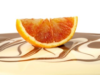 Blutorange auf Schokoladensauce