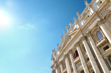 Fototapeta na wymiar Pokoje Petersdom przednia im Sommer - Sankt Peter Fasada Rome