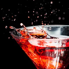 Rolgordijnen rode spetterende cocktail op zwart © nikkytok