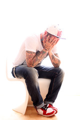 tätowierter Mann nachdenklich