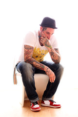 tätowierter Mann nachdenklich