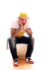 tätowierter Mann nachdenklich