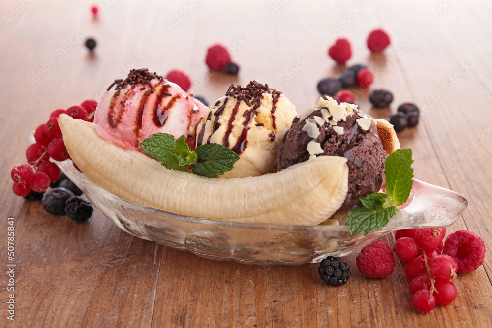 Sticker banana split and berries