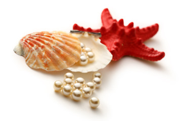 Scattering white pearls in seashell and seastar