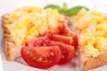 bread with scrambled eggs and tomato