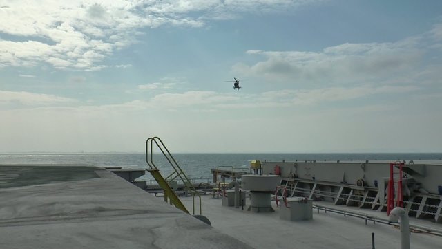 h&eacute;licopt&egrave;re en approche sur un cargo