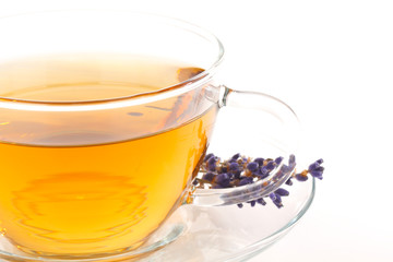 Ein Glas Tee mit Lavendel