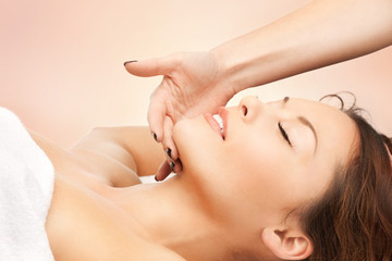 Obraz na płótnie Canvas beautiful woman in massage salon