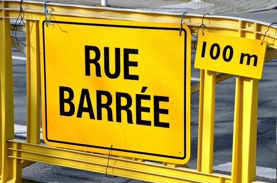 Rue barr&eacute;e &agrave; La Rochelle