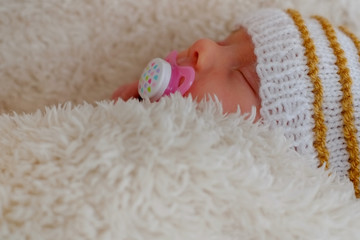baby mit nuckel
