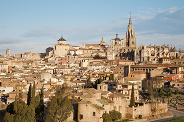 Fototapeta na wymiar Toledo - Katedra i Stare Miasto w świetle poranka