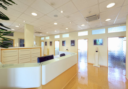 Empgfangstresen mit Blick auf vier T&uuml;ren - B&uuml;ro Praxis
