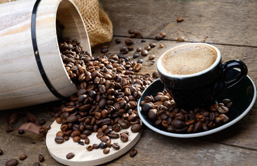 Tasse Bio-Kaffee mit Holzfass